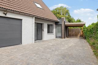 <p>Riante, instapklare villa met tuinpaviljoen en garage op 1.065m²<br /><br />Welkom aan de Terlinden 73 in Merchtem. Deze verrassend ruime en continu vernieuwde villa combineert een uitzonderlijk woonvolume met een uitgestrekt, groen perceel.<br /><br />Met maar liefst 200m² aan bewoonbare oppervlakte (exclusief de garage en de zolder) en een prachtige, vergunde uitbouw, biedt dit pand de perfecte balans tussen rust, ruimte en modern wooncomfort.<br /><br /><strong>Ruimte en lichtinval</strong><br />Bij binnenkomst valt direct de ruimtelijkheid van de woning op. Dankzij de slimme uitbouw geniet de leefruimte en moderne open keuken van een overvloed aan natuurlijk licht en een naadloze connectie met de buitenomgeving. De ramen werden in 2017 volledig vernieuwd, wat niet alleen zorgt voor een frisse uitstraling, maar ook voor uitstekende isolatie.<br /><br /><strong>Hoogwaardig vernieuwde bovenverdieping</strong><br />De woning is door de jaren heen met veel zorg gemoderniseerd. De volledige bovenverdieping kreeg in 2023 een grondige en stijlvolle make-over met compleet vernieuwde badkamer (afgewerkt met hoogwaardige materialen). Om het slaapcomfort te maximaliseren, is er tevens in 2023 een modern airconditioningsysteem geïnstalleerd, waardoor u tijdens alle seizoenen geniet van een perfect binnenklimaat.<br /><br /><strong>Een droom van een buitenruimte</strong><br />Het absolute pronkstuk van dit eigendom is de riante tuin op een perceel van 1.065 m². Hier komt u volledig tot rust. In de tuin vindt u een prachtig tuinpaviljoen. Deze stijlvolle buitenlounge met aansluitend tuinhuis is de ultieme plek om in alle privacy te ontspannen of gasten te ontvangen tijdens lange zomeravonden.<br /><br /><strong>Praktisch en energiebewust</strong><br />Naast comfort is er ook sterk ingezet op functionaliteit en duurzaamheid:<br />- Zonnepanelen: De woning is voorzien van een zonnepanelen-installatie, wat een aanzienlijk voordeel oplevert voor de energierekening.<br />- Parkeergelegenheid: De indrukwekkende oprit van liefst 110 m², de praktische carport én de inpandige garage (voorzien van een nieuwe automatische poort) bieden meer dan voldoende plaats voor meerdere wagens<br />- Elektriciteit is conform<br />- Asbestveilige woning<br /><br />Bent u op zoek naar een instapklare woning met royale afmetingen en een adembenemende buitenruimte in Merchtem? Dan is Terlinden 73 absoluut een bezoek waard. Neem vandaag nog contact op voor een bezichtiging en laat u verrassen door de vele troeven van deze prachtige thuis. Per mail via xavier@berno.be of telefonisch op het nummer 052 20 24 40.</p>