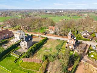 Deze bouwgrond van 994m2 is topgelegen aan de voet van het Kluisbos, genietend van een PRACHTIG ZICHT. Veel potentieel. Vergunning voor...