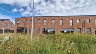 Te Koop: Moderne Halfopen Woning in RoeselareBent u op zoek naar een prachtige woning die u volledig naar eigen smaak kunt afwerken?Zoek niet...