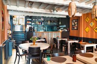Dit horecapand in een historisch diephuis op een ideale ligging in de Langestraat heeft vele troeven.<br />Het restaurant biedt alle comfort, met een bar, de ingerichte (FAVV-gekeurde) keuken kan blijven, afwasruimte... <br />In de zaal kan je een mooi aantal tafels zetten en die kan je gezellig verwarmen met de pelletkachel.<br />Er is de mogelijkheid om terras te plaatsen op het trottoir, maar het pand beschikt ook over een aangenaam terras achteraan. Daar vind je ook het verrassend ruime bijgebouw, ideaal voor frigo's en diepvriezers, stock,...<br />Het binnenterras werd recent deels voorzien van een stijlvolle overkapping met luifel, zodat in de heetste dagen ook voor voldoende schaduw kan gezorgd worden. Tenslotte vind je er ook de braai (Zuid-Afrikaanse BBQ), die kan overgenomen worden (zie verder)<br />Er is een zijpoortje die rechstrstreeks naar achter leidt, ideaal voor leveringen, fietsen,... zodat die niet door de zaak moeten.<br />Boven is er een gezellig duplexappartement, met gezellige leefruimte, een slaapkamer en badkamer met riante inloopdouche op het eerste verdiep en een bueauruimte, kastengang en slaapkamer op de 2de verdieping. Voorzien van elektrische velux, air conditioning,...<br />De kern van deze Brugse trapgevelwoning dateert uit de tweede helft van de 17de eeuw, dat neemt echter niet weg dat het doorheen de jaren en eeuwen helemaal werd aangepast aan de hedendaagse normen. Het EPC is net geen B, want voorzien van HR-glas, HR-CV-ketel.<br />Het is gelegen op een zeer zichtbare locatie in de Langestraat tussen andere gekende (top)zaken, de lus met de Bapaumestraat en de verschillende parkeerplaatsen voor kortparkeren voor de deur bieden opportuniteiten voor take-away.<br />Dit betreft de verkoop van een horecapand, de naam en cliënteel zijn niet te koop, Overname van inboedel en (keuken & terras))inrichting zijn te bespreken. Vrij van brouwer!<br />Zeer interessante opportuniteit voor werken en wonen in een mooi, aangenaam en historisch pand in de bruisende Langestraat. <br />Contacteer ons voor bezoeken en om de condities te bespreken.