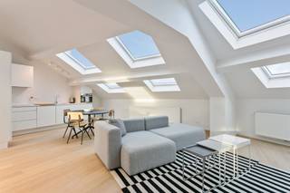 <p><span>Dit recent gerenoveerd appartement is gelegen op de hoogste verdieping van een kleinschalig gebouw (4 units) zonder lift nabij het Groen Kwartier en Berchem Station. Dankzij de vele raampartijen geniet het appartement enorm veel lichtinval. De keuken is volledig geïnstalleerd met alle toestellen, de badkamer heeft een inloopdouche, handdoekradiator en dubbele lavabo, het toilet is apart. Daarnaast zijn er nog 2 volwaardige slaapkamers, telkens met een ingemaakte kast. </span></p><p><span>Het appartement is momenteel gemeubeld verhuurd aan €1.260/maand. </span></p><p><span>Mis deze kans niet!</span></p><p><span> </span></p>