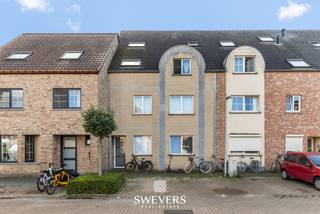 Voor meer info en foto’s, surf naar www.swevers.be – Aan de Anne Ruttenstraat 44/4 in de Heilig-Hartwijk in Hasselt bevindt zich dit instapklare duplexappartement met één slaapkamer. Met een bewoonbare oppervlakte van 63 m², veel natuurlijke lichtinval, een balkon, ruime kelderberging en garage biedt het appartement heel wat praktische troeven. Het appartement ligt op de tweede verdieping van een gebouw uit 2002 en is verdeeld over twee niveaus. Op het eerste niveau bevindt zich de ruime living van 41,08 m² met plaats voor een zit- en eetgedeelte. Dubbele deuren geven toegang tot het balkon van 1,87 m². Aansluitend vindt u de open keuken van 7,12 m² en een apart toilet. Via de interne trap bereikt u de bovenverdieping. Hier ligt de ruime slaapkamer van 17,39 m², voorzien van een dakraam. Ook de badkamer met douche bevindt zich op dit niveau. Zo zijn het leef- en slaapgedeelte praktisch van elkaar gescheiden. Een ruime kelderberging en garage zijn inbegrepen. Het appartement is momenteel verhuurd aan € 767,96 per maand en vormt daardoor ook een interessante opportuniteit voor investeerders. De ligging is gunstig: scholen en openbaar vervoer bevinden zich op circa 500 à 550 meter, winkels op ongeveer 950 meter en het centrum van Hasselt op circa 1 km. De snelwegen zijn bereikbaar op ongeveer 2,3 km. Voor meer informatie, bel 011 255 155. Bron bewoonbare oppervlakte: EPC – verslag.