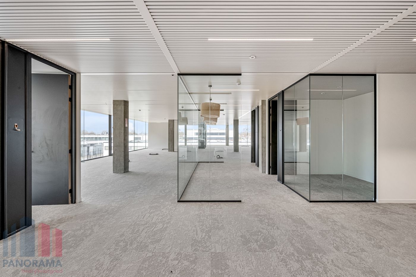 632 m² HIGH-END KANTOREN OP TOPLOCATIE LANGS DE E40 TE OOSTKAMP - photo 1