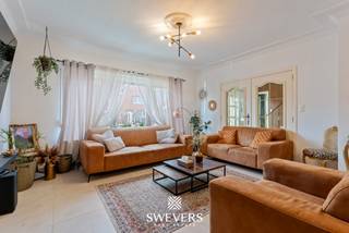 Interesse? Meer informatie op www.SWEVERS.be. - Deze ruime woning aan Koosterstraat 12 in Alken combineert comfort, ruimte en energiezuinigheid. De woning uit 1971 werd in 2025 volledig gerenoveerd met nieuwe ramen, moderne keuken en badkamers, warmtepomp en zonnepanelen.<br /><br />Het huis beschikt over een lichtrijke leefruimte (31 m²), een praktische keuken (16 m²), vijf volwaardige slaapkamers (14–17 m²) en twee moderne badkamers. Extra praktische troeven zijn een kruipkelder, een vrijstaande garage (24 m²), ruime bergruimtes en een zuidoostelijk georiënteerde tuin van 5a 96ca.<br /><br />Dankzij de EPC-score B, warmtepomp, zonnepanelen en airco in elke kamer is de woning energiezuinig en toekomstgericht. De ligging biedt rust, maar scholen, winkels en snelweg zijn dichtbij, waardoor wonen hier zowel comfortabel als bereikbaar is. Bel ons vandaag nog voor een persoonlijke rondleiding. Wij van Swevers Real Estate helpen je maar al te graag verder. tel. 011 255 155. Bron bewoonbare oppervlakte: EPC-verslag.