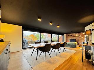 Heel ruim duplex appartement (4 slaapkamers) met 2 terrassen, zolder en kelderberging op topligging!Dit gerenoveerd, instapklaar appartement is...