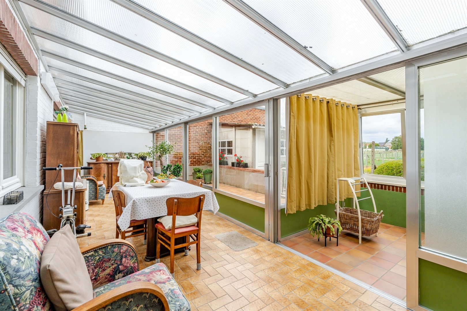 Ruime woonst met tuin en groot renovatiepotentieel - foto 5