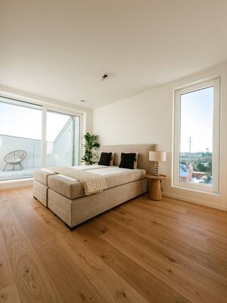Nieuwbouwproject ‘Elegant Wonen’ biedt een aangename woonomgeving met een centrale binnentuin, in het bruisende Sint-Truiden. In dit nieuwbouwproject in afwerkingsfase hebben we nog enkele prachtige appartementen te koop! Appartement I201 bijvoorbeeld heeft een bewoonbare oppervlakte van 111m2, beschikt over 3 slaapkamers en heeft een aangenaam terras.<br /><br />Ook dit nieuwbouwappartement beschikt over een eigen warmtepomp en PV-panelen om zo uw energiefactuur tot een minimum te beperken. Een groot pluspunt als toekomstige woonst of duurzame en kwalitatieve investering!<br /><br />Voor meer informatie ontvangen we u graag ter plaatse of bij ons op kantoor om dit prachtige project tot in de puntjes toe te lichten. Bel nu Elien Mombaerts op het nummer 0470/38.21.30.