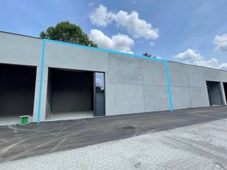 Nieuwbouw KMO-unit met een oppervlakte van 120 m² in combinatie met 3 privatieve parkeerplaatsen te huur.De magazijnruimte heeft een vrije hoogte van...