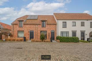 Te Meetkerke stellen wij U graag deze landelijk gelegen, recente woning met 3 slaapkamers, zonnige tuin en garage voor. De woning werd voorzien van alle hedendaagse comfort en is tot in de puntjes afgewerkt. Aanrader!<br /><br />We betreden de woning via de inkomhall welke is voorzien van vestiairehoek en gastentoilet. Doorlopend begeven we ons tot de lichtrijke leefruimte welke is onderverdeeld in eetkamer, ruime living, open en volledig geïnstalleerde keuken en bergruimte. De leefruimte heeft tevens toegang tot het aangename zonneterras en aangelegde tuin. Aansluitend de tuin komen we uit bij de ruime garage met nutsvoorzieningen.<br /><br />Terug via de leefruimte begeven we ons tot de eerste verdieping welke plaats biedt aan 3 volwaardige slaapkamers alsook de badkamer welke is uitgerust met dubbel lavabomeubel en ligbad met douche. Tevens is er een privatief toilet voorzien op de eerste verdieping. Toegang tot de zolderverdieping.<br /><br />De woning is gelegen op 10 minuten van de kust en op 5 minuten van Brugge centrum, kortom de perfecte ligging.<br /><br /><strong><u>Extra troeven:</u></strong>
<ul>
	<li>Energiezuinig</li>
	<li>100% privacy</li>
	<li>Centrale locatie</li>
	<li>Inpandige garage + parkeergelegenheid</li>
</ul>
<br />Deze woning biedt alle rust en comfort voor zij die centraal willen wonen, doch de nodige privacy willen genieten. Contacteer ons via 050/69.02.03 of info@flebo.be voor meer informatie of een bezichtiging.<br /> 