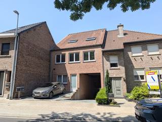 Deze duplex, gelegen op de eerste verdieping, bestaat uit een inkomhal, gastentoilet, woonkamer met open keuken (voorzien van kookplaat, dampkap en spoelbak) en toegang naar het ruim zongericht (west) terras (19m²). De verdieping bestaat uit een nachthal die toegang biedt naar de 2 slaapkamers en de badkamer (ingericht met lavabo en ligbad). Achteraan de woning is er parkeergelegenheid voorzien voor de bewoners. Op de -1 verdieping bevindt zich de bijhorende kelder. Dit appartement biedt de ideale verbindingsmogelijkheden tov de autosnelweg E40 en de N9. Op wandelafstand vindt men het openbaar vervoer en de winkel "Okay". Bent u op zoek naar een lichtrijk appartement in een rustig gebouw met een ruim terras, zonder gemeenschappelijke kosten? Dan is deze aanbieding zeker iets voor u!