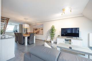 Prachtig duplexappartement in hartje Oostende, vlak aan Wapenplein! Zoekt u een ruime, moderne woonst of een ideaal vakantieappartement in het bruisende centrum van Oostende? Dan is dit duplexappartement precies wat u zoekt! Gelegen op een top locatie, op wandelafstand van winkels, restaurants en openbaar vervoer, biedt dit appartement alles wat u nodig heeft. Kenmerken: 3 ruime slaapkamers, waarvan 1 met douche en lavabo voor extra comfort, grote lichtrijke woonkamer met terras, ideaal voor ontspanning of een gezellig etentje, moderne badkamer en 2 toiletten. Perfecte ligging, vlakbij het Wapenplein en het strand. Ideaal als permanent woonappartement of ruim vakantieappartement. Mis deze kans niet! Maak snel een afspraak voor een bezichtiging en ontdek zelf de vele mogelijkheden die dit appartement te bieden heeft. Uw nieuwe thuis in Oostende wacht op u!