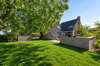 Deze ruime eigendom in het landelijke Wingene biedt een uitzonderlijke combinatie van comfort, ruimte en flexibiliteit. Naast de royale leefruimtes beschikt de woning over een afzonderlijke kantoorruimte met wachtzaal, bureel en toilet, waardoor wonen en werken perfect te combineren zijn.<br />Dankzij de ruime indeling en uitbreidingsmogelijkheden is de woning eveneens bijzonder geschikt voor kangoeroewonen, een groot gezin of wie extra leef- of werkruimte wenst. Er zijn momenteel 3 ingerichte slaapkamers, met mogelijkheden om uit te breiden naar 6 slaapkamers.<br /><br />PLUSPUNTEN:<br />* 983 m² PERCEEL | 268 m² BRUIKBAAR VLOEROPPERVLAK <br />* KWALITATIEF | HOOGWAARDIGE MATERIALEN<br />* ENERGIEVRIENDELIJK B-LABEL | ASBESTVEILIG <br />* ZONNEPANELEN (12 STUKS X 325Wp/paneel) <br />* MOGELIJKHEID TOT 6/7 SLAAPKAMERS<br />* KANTOORRUIMTE | WACHTZAAL | APART TOILET <br /><br />INTERIEUR: U komt binnen via de imposante inkomhal, vanuit deze ruimte is er toegang tot zowel de kantoorruimte (wachtzaal 5,10 m², gastentoilet en bureel 16 m²) alsook tot de lichtrijke leefruimte (47 m²) met zit- en eethoek en gezellige open haard. Verder is er de prachtig ingerichte keuken (12 m² | nieuw 2021 | Volledig ingericht waaronder 2 combiovens). Handig is natuurlijk de kelder 9,50 m² (droog) alsook de wasberging (volledige ingemaakte kastenwand 2021). Tot slot op het gelijkvloers is er de eerste badkamer (ligbad | dubbele lavabo met meubel) inpandige garage afgesloten met geautomatiseerde geïsoleerde poort alsook een zijdeur. Via de garage is er een aparte trap tot 2 ruimtes (2 slaapkamers). Via de prachtig afgewerkte trap in de inkom komt U aan de nachthall met toegang tot alle ruimtes op dit verdiep. Het verdiep omvat 3 ruime slaapkamers (waarvan twee slaapkamers voorzien zijn van een ingemaakte kastenwand 2023). Ook de volledig gerenoveerde badkamer (toilet | lavabo met meubels | douche) zal je kunnen bekoren. Tot slot is er nog een geïsoleerde zolder. <br /><br />EXTERIEUR: De eigendom beschikt over een prachtig aangelegde en volgroeide tuin met agrarische zichten. Met het ruime terras van 62 m² kan je op elk moment van de dag genieten! Je beschikt tevens over een carport alsook een praktische tuinberging. Op eigen terrein is er voldoende parkeergelegenheid (8 wagens mogelijk).