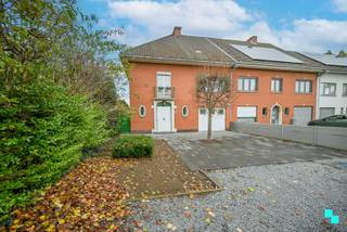 Ontdek deze centraal gelegen, zeer ruime halfopen bebouwing met vier (of meer) slaapkamers genietende van een bewoonbare oppervlakte van maar liefst 284 m², gelegen op een noordwest gericht perceel van 384 m². De woning beschikt tevens ook over een ruime oprijlaan tot aan de inpandige garage. Verder zeer gunstig gelegen vlakbij de Ringshopping Kortrijk en de Ringlaan (R8). Volgende indeling: Uitnodigende inkomhal met vestiaire en gastentoilet, zeer ruime leefruimte, keuken met toegang tot de lichtrijke veranda, bergruimte met toegang tot de inpandige garage/wasplaats. Op de eerste verdieping bevindt zich de nachthal, vier slaapkamers en de badkamer (douche, wastafel en toilet). Via de vaste trap bereiken we de heel ruime geïsoleerde zolderruimte. Deze ruimte kan perfect omgebouwd worden tot extra slaapkamers. EPC C - geen renovatieverplichting | Hellend dak geïsoleerd | CV op aardgas (ketel vernieuwd sinds 2021). Margot organiseert voor deze woning de bezoeken ter plaatse, mits het maken van een afspraak via www.bordes.be