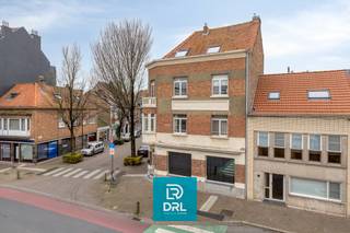 Opbrengsteigendom / Investeringskans op een zichtbare hoeklocatie te Oostende.Dit karaktervolle hoekpand met zuid/zuidwestelijke oriëntatie...