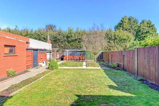 [[ DIT PAND NEEMT DEEL AAN DE ERA OPEN HUIZEN DAG OP 6/12 VAN 9:30 TOT 10:30 ]]
<p><strong>Ruime 3 slaapkamerwoning met garage op een terrein van 4a80ca te Rillaar. Vlakbij de dorpskern en op enkele minuten van de oprit van de E314.</strong></p><p>Bekijk de woning hier. alvast volledig virtueel zowel binnen als buiten.</p><p><u>Indeling</u>:</p><p><u>Gelijkvloers</u>: Inkomhal, ruime woonkamer met aansluitend de keuken en een naastgelegen berging/ wasplaats. Tot slot is er achter nog een ruime veranda. Omheinde tuin tuinberging en een garage.</p><p><u>Kelderverdieping</u>: Deels onderkelderd.</p><p><u>Eerste verdieping</u>: Nachthal, badkamer en 3 slaapkamers.</p><p><u>Tweede verdiepin</u>g: Ruime bergzolder.</p><p><u>Extra troeven</u>:</p><ul><li>Goede verbinding met openbaar vervoer .</li><li>Nabij de dorpskern van Rillaar.</li><li>Op wandelafstand van 2 scholen.</li><li>Omheinde tuin.</li><li>Op enkele minuten van de oprit van de E314.</li></ul><p><strong>Bel even voor een vrijblijvend bezoek of kijk zeker ook op </strong><strong>www.era.be/janssens</strong><strong> voor meer info en detail maten.</strong></p>