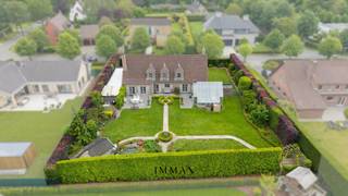 Op zoek naar ruimte, comfort en een uitzonderlijke woonbeleving in een groene omgeving van de 'Grote Thems'? <br />Deze stijlvolle villa combineert een doordachte indeling, hoogwaardige afwerking en een prachtige buitenruimte tot de ideale gezinswoning.<br /><br />Bij aankomst wordt u verwelkomd in een royale inkomhal met gastentoilet en een ruim bureau, perfect voor thuiswerk of een zelfstandige activiteit. De lichtrijke leefruimte met gezellige gashaard vormt samen met de aangename tuinkamer het hart van de woning en biedt een prachtig zicht op de tuin. Dankzij de directe toegang tot het terras geniet u hier optimaal van binnen- en buitenleven.<br /><br />De volledig uitgeruste keuken sluit naadloos aan op het ruime zonneterras met vaste barbecue — dé ideale plek voor lange zomeravonden met familie en vrienden. Verder beschikt de woning over een praktische bijkeuken, aparte wasplaats met douche, kelder en een dubbele garage.<br /><br />Op de verdieping geeft de elegante nachthal met mezzanine toegang tot vier volwaardige slaapkamers, waarvan één voorzien van wastafel. De recent vernieuwde badkamer straalt pure luxe uit en beschikt over een jacuzzi, ruime inloopdouche en toilet. Via een trektrap bereikt u bovendien de zolder met stahoogte, ideaal als extra bergruimte.<br />Ook technisch en praktisch biedt deze villa heel wat troeven: houten luiken aan alle ramen, alarmsysteem, krachtstroom voor zonnepanelen en twee regenwaterputten van telkens 7.000 liter aangesloten op toiletten en wasmachine. Een dubbele inpandige garage is tevens aanwezig.<br /><br />De volledig omheinde tuin werd aangelegd met oog voor rust en gezelligheid, met meerdere zithoeken, een tuinhuis, overdekte fietsenstalling en dubbele carport.<br />Gelegen in een rustige en groene woonomgeving, nabij scholen, winkels, recreatie en met een vlotte verbinding naar Brugge en alle belangrijke invalswegen, geniet deze villa van een absolute topligging.<br /><br />Een unieke kans voor wie op zoek is naar exclusief wonen in alle comfort!<br /><br />Voor verdere informatie of vrijblijvend bezoek contacteer Wout op 0475 96 59 38 of mail naar Wout@immax.be.