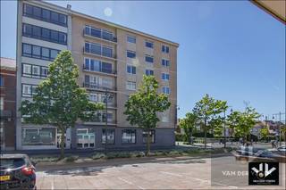 <u><strong><span>Instapklaar 2-slaapkamerappartement met het stadscentrum aan de voordeur! Ideaal voor mensen die graag het stadsleven ervaren of als rendabele investering!<br /><br />TROEVEN: </span></strong></u><br /><span>- EPC label B </span><br />- Elektriciteit conform gekeurd<br />- Asbestveilig <br />- Centrale locatie vlak aan de Kleine Ring <br />- Veel lichtinval <br />- Aanzienlijke leefruimte <br />- Kelderberging in de vraagprijs inbegrepen <br /><br /><strong>Locatie</strong> - Appartement met 2 slaapkamers gelegen langs de Groene Boulevard aan het levendige Leopoldplein. Op een steenworp van het stadscentrum kun je hier spreken van een gunstige locatie voor diegene die het stadsleven weet te appreciëren. Ook voor woon- werkverkeer een mooie locatie door de nabijheid van het station en recht tegenover je voordeur de centrale stopplaats voor bussen waar vrijwel elke verbinding passeert. Het op- en afrittencomplex 'Hasselt-Zuid' van de E313 bevindt zich op slechts 3 minuten rijden. <br /><br /><strong>Indeling</strong> - Het appartement is gelegen op de tweede verdieping en bevindt zich aan de achterzijde van het complex, met zicht op de wijk Runkst. De indeling omvat de centrale hal, een ruime woonkamer met veel lichtinval en toegang tot het terras, een compacte keuken, 2 slaapkamers, een berging, de vestiaire, een apart toilet en een badkamer met douche, wastafel en ruimte voor wasmachine en droogkast.<br />Extra opbergruimte is er dankzij de privatieve kelderberging, alsook parkeerruimte voor je fiets in de parkeergarage. Voor je wagen bestaat de mogelijkheid een staanplaats te huren aan de achterzijde van het complex.<br /><br /><strong>Conclusie</strong> - Het geheel werd door de huidige eigenaars altijd goed onderhouden en kan instapklaar genoemd worden. Deze eigendom is zeker ook interessant als investering om te verhuren door de gunstige ligging.<br /><br />