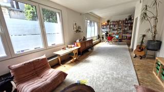 <p><span>Te midden van Antwerpen-noord, vinden we dit ruim appartement met magazijn/autostaanplaatsen.</span></p><p><span>Op een terrein van 611m², treffen we een doorrit naar een achter gelegen magazijn, waar momenteel een 10 tal autostaanplaatsen , fietsenberging en stockage ruimte is onder gebracht. Momenteel wordt deze volledig verhuurd. Via de rechter garagepoort komen we in de privatieve garage, goed voor enkele grote wagens en/of bestelwagens.</span></p><p><span>Indien mogelijk kan deze verbonden worden met de achterliggende ruimte. Centraal op het perceel, kunnen we via de inkomdeur naar de eerste verdieping. Hier bevindt zich een appartement van ca 237m². Deze verdieping heeft vooraan een leefruimte over de volledige breedte van het perceel met rechts achteraan een ruime slaapkamer. Aan de linkerkant passeren we een badkamer met toilet om vervolgens in een ruime, geïnstalleerde keuken te komen. Deze staat in verbinding met een ruim terras en twee achter gelegen volumes (één met zonnepanelen), momenteel gebruikt als opslag- en werkplaats. Op de tweede verdieping zijn er vervolgens nog twee slaapkamers aan de rechterzijde met een eigen badkamer. Aan de linkerkant is er vooraan een technische ruimte/berging en hierachter een hele ruime slaapkamer met badkamer. Van hieruit heb je een prima zicht op deze en omliggende percelen.</span></p><p><span> </span></p>