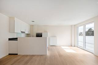 Op een uitstekende locatie in het centrum van Putte ligt dit recent appartement met 2 slaapkamers en terras. U bevindt zich hier op wandelafstand van winkels, scholen, horeca en het openbaar vervoer.<br /><br />We betreden het appartement via de lichtrijke leefruimte. Deze kan u inrichten met een gezellige zithoek en aparte eetplaats. De moderne en open keuken is mooi geïntegreerd in het geheel en is voorzien van de voornaamste toestellen. Nabij de leefruimte is er een berging/wasruimte aanwezig. Verder geeft de hal ons toegang tot de badkamer, voorzien van dubbele lavabo, inloopdouche en bad. Op het einde van de gang vinden we een apart toilet en twee slaapkamers, waarvan eentje toegang geeft tot het zonnige terras. Hier kan u steeds in alle rust en privacy genieten van het mooie weer. Elektriciteit is conform en EPC bedraagt slechts 76.<br />Het appartement is aanwezig op de eerste verdieping, te bereiken met een trap.<br /><br />Dit is een uitstekende opportuniteit als u op zoek bent naar een recent appartement met 2 slaapkamers in het centrum van Putte. Contacteer ons voor meer informatie op 0472 82 80 66 of neem een kijkje op www.boonstravastgoed.be . <br /><br />Bijzonderheden: <br />- 2 slaapkamers<br />- Centrale ligging<br />- Bouwjaar = 2016
