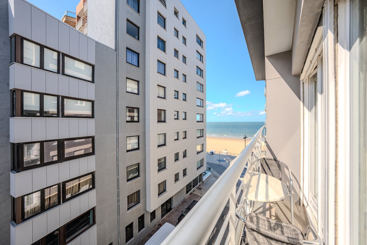 Bright studio with side sea view and terrace! - photo 1