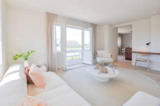 Volledig gerenoveerd hoekappartement afgewerkt met hoogwaardige materialen en met een prachtig zicht op het Zegemeer. Indeling: Inkom met gastentoilet en vestiaire. Volledig geïnstalleerde open keuken afgewerkt met kwalitatieve materialen en aanpalend de eettafel. Aparte ruime berging voorzien van aansluiting voor het plaatsen van een wasmachine en droogkast. Lichtrijk salon uitgevend op het terras vooraan. Vanuit de keuken en leefruimte kan men genieten van een prachtig zicht op het Zegemeer. Masterbedroom met ingemaakte kasten, douche, apart toilet en eigen terras. Tweede en derde volwaardige slaapkamer met ingemaakte kasten en een geconnecteerde douchekamer. Op de bovenste verdieping van de residentie is een extra kamer gelegen met ingemaakte kasten en lavabo. Mogelijkheid tot aankoop van een garagebox met ruime berging in de residentie.