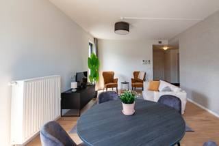 Op zoek naar een stijlvolle assistentiewoning waar u zelfstandig woont, maar toch geniet van comfort, veiligheid en een rijk sociaal leven? Welkom in Residentie Arthur in Antwerpen.<br />Deze ruime en lichtrijke assistentiewoning biedt alle comfort om zorgeloos te genieten van elke dag. U beschikt over een volledig uitgeruste keuken, een badkamer met inloopdouche, een terras.<br />U woont zelfstandig, met de zekerheid dat ondersteuning altijd dichtbij is. Bovendien kunt u deelnemen aan tal van activiteiten. Bewoners genieten onder andere van:<br />Wekelijkse riksjaritten en culturele uitstappen.<br />Gezellige ontmoetingen in de cafetaria en op het zonnige terras.<br />Fitnessruimte, hobbyactiviteiten en tal van sociale evenementen.<br />Kapsalon en diverse welzijnsdiensten in huis.<br />Een extra troef is de uitstekende ligging. Een supermarkt bevindt zich letterlijk om de hoek, waardoor dagelijkse boodschappen altijd eenvoudig zijn. Geen zin om te koken? In het gebouw bevindt zich een restaurant waar u dagelijks kunt genieten van verse maaltijden, en er is eveneens de mogelijkheid om gebruik te maken van een maaltijdservice.<br /><br />Dankzij aangepaste voorzieningen, domotica en de nabijheid van professionele zorg geniet u van maximale gemoedsrust, terwijl u uw zelfstandigheid behoudt.<br />Dit combineert het beste van twee werelden: de vrijheid van een eigen appartement en de gezelligheid en ondersteuning van een warme leefomgeving.<br />Interesse? Contacteer ons vrijblijvend voor meer informatie of een bezoek ter plaatse.
