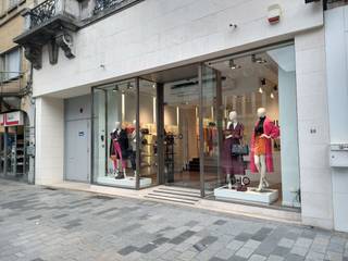 *** NIEUWE VOORWAARDEN ***In de Ooststraat te Roeselare bevindt zich deze exclusieve handelseigendom te koop bestaande uit een...