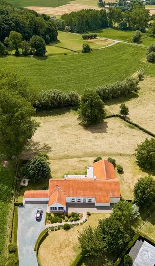 Dans la campagne de Herne, nous vous présentons cette villa unique avec jardin et prairie exposés au sud sur +/- 78are. Cette belle maison se...