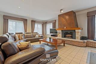 Voor meer info en foto’s, surf naar www.swevers.be - Deze instapklare villa in Halen biedt met haar 395 m² bewoonbare oppervlakte, 318 m² kelder en 340 m² zolder een zee aan ruimte én mogelijkheden. Gelegen op een perceel van bijna 50 are, geniet je hier van een zuidelijke oriëntatie en volledige privacy in een smaakvol aangelegde tuin. Alle leefruimtes bevinden zich op het gelijkvloers: een lichtrijke woonkamer van 44 m², volledig uitgeruste leefkeuken met toegang tot de veranda, drie ruime slaapkamers, een badkamer met bad én douche, aparte wasruimte en gastentoiletten. De enorme kelder is ideaal voor opslag, hobby of werkruimte, terwijl de zolder dankzij de vaste trap en dakramen perfect in te richten is. De inpandige garage biedt plaats voor twee wagens. Extra troeven: vloerverwarming, elektrische rolluiken, alarmsysteem en uitstekende isolatie.<br />Gelegen op minder dan 1 km van winkels, scholen en de E314. Openbaar vervoer op slechts 125 meter. Voor meer informatie, bel 012 699 900. Bron bewoonbare oppervlakte: EPC – verslag.