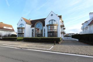 Box de voiture fermé au niveau -1 de la résidence "Golf Garden", très bien situé au Zoute. Visites volontiers après rendez-vous en l'un de nos bureaux. 