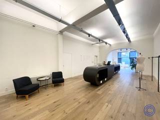 <p><span>Informations sur l'immobilier commercial</span></p><p><span>Magnifique espace commercial en face du Bourlaschouwburg, au cœur d'Anvers. Cet espace commercial élégant et prêt à l'emploi d'environ 140 m² allie caractère et fonctionnalité. Il est doté d'un parquet en chêne de haute qualité, d'une arche décorative, de hauts plafonds (environ 3,6 m), d'un éclairage industriel et d'un comptoir qui s'intègre parfaitement dans l'espace. La grande vitrine offre une belle lumière et une bonne visibilité. A l'arrière se trouvent trois cabines d'essayage spacieuses, une réserve pratique et une kitchenette avec réserve attenante. Grâce à son agencement ouvert, la propriété se prête à diverses utilisations commerciales, telles qu'une boutique, une salle d'exposition, une galerie ou un espace de bureau. Les frais généraux s'élèvent à 350 EUR/mois et comprennent la consommation d'eau et de gaz, ainsi que les frais des parties communes. La propriété est disponible immédiatement. Contactez-nous pour un rendez-vous ! </span></p><p><span> </span></p><p><span>Aménagement :</span></p><ul><li><span>Espace commercial d'environ 140m² caractérisé par un parquet en chêne de qualité, une arche décorative, de hauts plafonds (environ 3,6m), un éclairage industriel et un comptoir unique.</span></li><li><span>Grande vitrine laissant entrer la lumière naturelle et offrant une grande visibilité.</span></li><li><span>Cuisine avec placards équipée d'un réfrigérateur, d'un évier, d'un four à micro-ondes et d'un espace de rangement attenant. </span></li><li><span>WC séparé avec lave-mains.</span></li><li><span>A l'arrière, 3 cabines d'essayage spacieuses et un espace de stockage pratique.</span></li></ul><p><span> </span></p><p><span>Extra :</span></p><ul><li><span>Système d'alarme fourni. </span></li></ul><ul><li><span>Remplissage : bureau/boutique/profession libérale/...</span></li><li><span>EPC : en préparation</span></li></ul><p><span> </span></p><p><span>Informations sur le loyer</span></p><p><span>* Loyer : 1 950 EUR/mois + 350 EUR/mois de frais généraux</span></p><p><span>** Disponibilité : immédiate</span></p><p><span> </span></p><ul><li><span>Compteur individuel pour l'électricité. </span></li><li><span>Frais généraux : forfait de 350 EUR/mois pour la consommation de gaz (chauffage) et d'eau + consommation des parties communes. </span></li></ul><ul><li><span>Taxe foncière à la charge du locataire : environ 1 500 EUR/an.</span></li><li><span>Garantie de loyer : 4 mois</span></li><li><span>Frais de mise en service à payer à 50/50 par le locataire et le propriétaire : 330 EUR HTVA par lot.</span></li><li><span>Commission bureau immobilier à charge du locataire : 15% du loyer annuel HTVA.</span></li></ul><p><span> </span></p><p><span>Immeuble</span></p><ul><li><span>Immeuble composé d'un rez-de-chaussée commercial et de 3 étages avec un appartement chacun. </span></li><li><span>Pas d'ascenseur disponible.</span></li></ul><p><span> </span></p><p><span>Emplacement </span></p><ul><li><span>Situation très centrale sur le Graanmarkt, au coin de la célèbre Huidevettersstraat, un lieu de rassemblement de magasins renommés tels que : Louis Vuitton, Ralph Lauren, Rimowa, Longchamp,... </span></li><li><span>Le quartier offre un large éventail de boutiques, de galeries d'art, de magasins d'antiquités et de restaurants agréables, ce qui en fait une destination populaire pour les habitants et les touristes.</span><span> </span></li><li><span>Situation très accessible à Anvers, à proximité du centre-ville, avec des connexions faciles au ring d'Anvers et aux autoroutes avoisinantes.</span></li><li><span>MOBISCORE : 9.6/10 ! </span></li></ul><p><span><br /> </span></p><p><span>*Les informations contenues dans ce prospectus sont données à titre indicatif : les candidats locataires doivent faire leur propre affaire de l'obtention, de la vérification et de l'interprétation de ces informations.</span></p><p><span> </span></p>