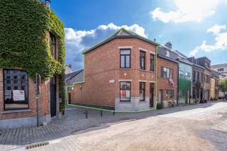 <p>Interesse in dit pand? Neem voor bijkomende informatie of het maken van een afspraak rechtstreeks contact op met Julie Meyers via <strong>+32 472 36 86 54</strong> of <strong>julie.meyers@copandi.be</strong>.</p><p></p><p>Deze woning geniet van een centrale ligging in Lier, met winkels, scholen, horeca en openbaar vervoer op wandelafstand. Ook de groene gordel rond Lier ligt vlakbij, ideaal voor een wandeling of fietstocht</p><p> </p><p>Bij het binnenkomen kom je in de inkomhal, die je verder naar de leefruimte brengt. Deze ruime kamer biedt voldoende plaats om zowel een comfortabele zithoek als een gezellige eetplaats in te richten. Aansluitend bevindt zich de keuken, die is uitgerust met een kookplaat met dampkap, oven, koelkast en dubbele spoelbak.</p><p> </p><p>Achter de keuken bevindt zich een praktische berging. Deze ruimte beidt niet alleen extra plaats voor voorraad en allerhande spullen, maar beschikt ook over een tweede toegang tot de woning via de Hazenstraat. Hierdoor is dit een bijzondere praktische ruimte voor bijvoorbeeld het stallen van fietsen.</p><p>Verder bevindt zich de badkamer. Deze is uitgerust met een combinatie van bad en douche, een lavabo en een toilet.</p><p> </p><p>Via de trap bereiken we de eerste verdieping, waar twee slaapkamers zijn. Een verdieping hoger bevindt zich de derde slaapkamer.</p><p> </p><p>De woning is te renoveren en biedt dan ook een mooie kans om de ruimtes verder aan te pakken en helemaal naar eigen smaak in te richten. De ruime leefruimte, drie slaapkamers en praktische berging met een extra toegang langs de Hazenstraat vormen alvast een goede basis.</p><p> </p><p>Op deze woning is de renovatieverplichting van toepassing.</p><p> </p><p>✅ Centrale ligging in Lier</p><p>✅ 3 slaapkamers</p><p>✅ Praktische bering met extra toegang</p><p>✅ Groene omgeving vlakbij</p><p>✅ Mogelijkheid om de woning volledig naar eigen smaak te renoveren</p>