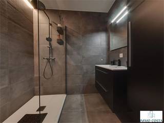 Te koop: recent gelijkvloers appartement (bouwjaar 2023) in residentie Elba, centraal gelegen in Middelkerke. Dit moderne appartement combineert hedendaags wooncomfort met een uitstekende ligging nabij winkels, openbaar vervoer en het strand. De lichtrijke woonkamer met open keuken sluit naadloos aan op een aangenaam terras. Verder beschikt het appartement over twee slaapkamers, een stijlvolle badkamer met inloopdouche, een apart toilet en een praktische berging. Dankzij de recente bouw is het appartement volledig instapklaar en energiezuinig. Ideaal als vaste woonst, tweede verblijf of investering aan de kust. Interesse? Contacteer ons voor meer info of een bezoek. Verkoop onder 21% BTW.