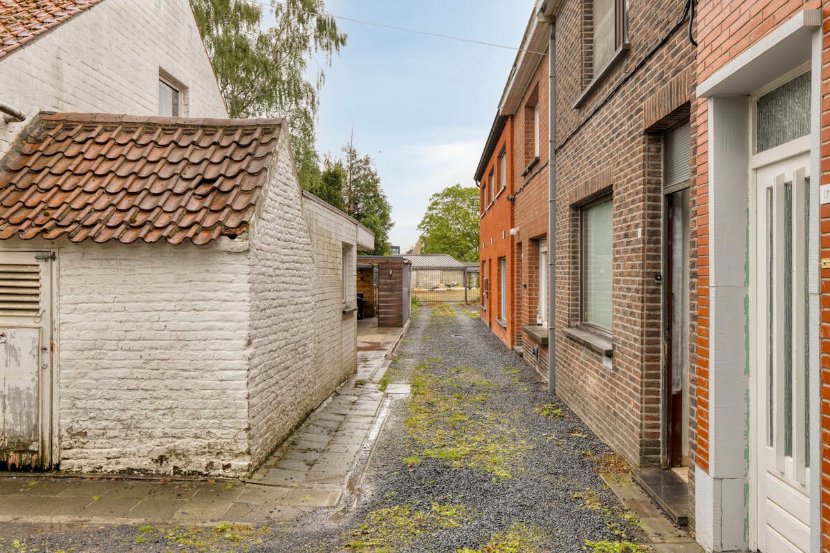 Te renoveren woning met grote tuin en bijgebouw te Heule - foto 5