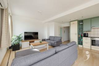 <p><span>Op de </span><span>tweede verdieping</span><span> van een verzorgd gebouw, gelegen aan de </span><span>Felix Daelslaan 38 te Aarschot</span><span>, bevindt zich dit </span><span>praktisch ingedeelde appartement van 79 m²</span><span>. Dankzij de doordachte indeling, de gunstige ligging en de uitgevoerde renovaties is dit een ideale woonst voor starters, gezinnen of investeerders. </span></p><p><span> </span></p><p><span>Het appartement beschikt over </span><span>drie slaapkamers</span><span>, waarvan één bijzonder ruime master bedroom. De lichtrijke leefruimte sluit naadloos aan op de open keuken, die is uitgerust met alle hedendaagse comfort en over voldoende kastruimte beschikt. </span></p><p><span> </span></p><p><span>De badkamer is voorzien van een douchecabine, een wastafel en aansluitingen voor zowel een wasmachine als een droogkast. Daarnaast is er op de inkomhal een </span><span>apart gastentoilet</span><span>, wat het dagelijks comfort extra verhoogt. </span></p><p><span> </span></p><p><span>Gebouwd in </span><span>1976</span><span>, werd het appartement doorheen de jaren </span><span>uitstekend onderhouden en stapsgewijs gerenoveerd</span><span>. Dit vertaalt zich in een </span><span>gunstig EPC-label C</span><span>, waardoor </span><span>geen renovatieplicht</span><span> van toepassing is. Bovendien beschikt het appartement over een </span><span>conforme elektrische installatie</span><span>, wat een bijkomende troef vormt. </span></p><p><span>Extra troeven? </span></p><p><span>Dit appartement werd recent voorzien van airco's. </span></p><p><span>Tevens beschikt het appartement ook nog over een extra garage en bergruimte. </span></p><p><span>Zonnig terras aan de voorkant van het appartement. </span></p><p><span> </span></p><p><span>De </span><span>Felix Daelslaan</span><span> staat bekend als een rustige, autoluwe woonomgeving op slechts een boogscheut van het centrum van Aarschot. Het station, winkels, scholen en andere dagelijkse voorzieningen bevinden zich allemaal op wandel- of fietsafstand, wat deze locatie bijzonder aantrekkelijk maakt. </span></p><p><span> </span></p><p><span>Interesse in dit prachtig appartement? Contacteer ons via 016 15 31 15 of <span>info@immolivit.be</span></span><span> </span></p><p><span> </span></p>