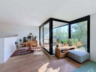 Dit comfortabele appartement in de Nadine Crappéstraat bevindt zich in een recente en moderne wijk in Malem. Het gebouw dateert van 2010, waardoor het appartement nog zeer nieuw aanvoelt en voldoet aan de hedendaagse normen. De ligging biedt een mooie balans: u woont hier te midden van het groen en in alle rust, terwijl u zich aan de stadsrand van Gent bevindt met een onmiddellijke aansluiting op de belangrijkste invalswegen en snelwegen.Binnenin beschikt het appartement over een zeer ruime woonkamer die geniet van veel lichtinval. Direct aansluitend op de leefruimte vindt u het terras, een ideale plek om buiten te ontspannen. Met twee volwaardige slaapkamers en een praktische indeling is dit een heel comfortabele en instapklare thuis op een strategische locatie.Autostaanplaats bij te huren aan 80,00 EUR/maand.Indeling van het appartement:inkomhal - woonkamer - keuken - terras - berging - toilet - slaapkamer 1 - slaapkamer 2 - badkamerBeschikbaar vanaf 01/09/2026.