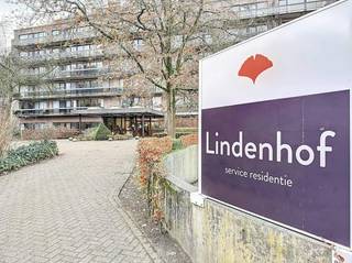 Deze serviceflat in residentie Armonea Lindenhof biedt zelfstandigheid met ondersteuning op maat, ideaal gelegen nabij winkels en openbaar vervoer.<br /><br />De gelijkvloerse serviceflat heeft een oppervlakte van 48 m², is praktisch ingedeeld, biedt plaats voor een gezellige leefruimte en comfortabele slaapkamer en beschikt over een ingerichte keuken en een vernieuwde badkamer met douche en toilet.<br /> Daarnaast geniet u van een privéterras op een zuidwestelijke ligging, met zicht op de mooie tuin.<br /><br />Bijzonderheden:<br />- Diverse diensten op maat: maaltijden, kapper, manicure, pedicure, kinesitherapie, schoonmaak en klusjeshulp zijn optioneel beschikbaar.<br />- Mooie gemeenschappelijke ruimte/salon, tuin en terras;  ideaal om te ontspannen of om andere bewoners te ontmoeten.<br />- Een rijk aanbod aan activiteiten voor een actief en sociaal leven.<br /><br />Financiële info:<br />Deelname in de basisdiensten: €29,45/dag (~€880 - €900/maand) <br />Niet inbegrepen kosten: maaltijden, elektriciteit, tv-aansluiting, verpleegkundige zorg. <br /><br />Neem contact met ons op voor een bezichtiging en ontdek deze unieke woonkans zelf! Bel ons voor een afspraak op 03 666 66 66 of mail naar kapellen@dewaele.com.<br /><br />Bestuursmaatregelen in het maatregelenregister: nee
