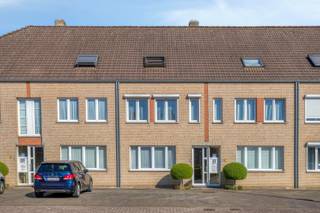 <strong>Gelijkvloers appartement met 1 slaapkamer en terras te koop in Hulst (Tessenderlo)</strong><br /><br />Nabij het Eikelplein in Hulst, vinden we dit leuke gelijkvloerse appartement. Het appartement heeft een centrale ligging, op wandel- en fietsafstand van een supermarkt, een bakkerij, een frituur en een lagere school. Het centrum van Tessenderlo, met meer winkels en horeca, is vlot bereikbaar. De oprit van de E313 bevindt zich op slechts enkele minuutjes rijden.<br /><br />Bij binnenkomst komen we binnen in de ruime leefruimte met open keuken (37,6m²). De keuken is voorzien van een kookvuur met dampkap, een microgolf en een koelkast. Achter de keuken is er een handige berging met aansluiting voor een wasmachine. <br /><br />Achteraan in het appartement bevinden zich de badkamer en de slaapkamer (13,6m²). De badkamer is voorzien van een ligbad en een lavabo.<br /><br />Verder heeft het appartement aan de achterzijde een leuk terras waar het heerlijk vertoeven is.<br /><br />De centrale verwarming gebeurt via radiatoren op aardgas. De berekende energiescore bedraagt 176 kWh/m²jaar wat resulteert in een energielabel B.<br /><br />Spreekt dit leuke, gelijkvloerse appartement jou aan? Contacteer ons via info@bosmanvastgoed.be voor meer info of een bezoek ter plaatse. Wij helpen je graag verder!