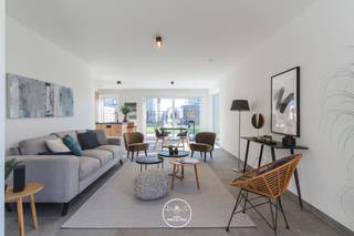 <p><strong>LIGGING en OMGEVING<br /><br /></strong>Dit woonproject BegijnHof is gelegen in Astene, een pittoresk dorp.<br />Deze nieuw aangelegde woonwijk is gelegen in een doodlopende straat, op een boogscheut van openbaar vervoer en het centrum van Deinze. Er is eveneens een vlotte verbinding met belangrijke verkeersassen, zoals N43 en E17 richting Gent.<br /><br /><strong>PROJECT en AFWERKING<br /><br /></strong>De nieuwe fase omvat twaalf moderne woningen, waarbij je de keuze hebt tussen gesloten en halfopen bebouwingen.<br />De woningen van Begijnhof beschikken over een garage of carport en er is ook een aparte fietsenberging.<br />Deze nieuwe woningen beschikken allen over een comfortabele leefruimte met open keuken en aansluitende berging. De grote raampartijen zorgen voor veel natuurlijke lichtinval en bieden zicht op de mooie tuin. Alle woonentiteiten van Begijnhof hebben drie slaapkamers en een grote badkamer met dubbele lavabo, inloopdouche en ligbad.<br /><br />De sleutel-op-de-deur woningen van Begijnhof genieten een hoogwaardige afwerking en laag energiepeil. Zo is gekozen voor een warmtepomp in combinatie met vloerverwarming, zonnepanelen en driedubbele beglazing.<br /><br /><span>INDICATIE oplevering:</span><br /><span>Lot 140-144 einde kwartaal 1, 2025</span><br /><span>Lot 145-151 begin kwartaal 4, 2025</span><span><br /></span><span>lot 174 -176 - 177 - 178 oplevering gekoppeld aan het moment van verkoop.<br /><br />NIEUWE FASE<br />Lot 179 - 194 oplevering gekoppeld aan het moment van verkoop.<br /><br /></span>Contacteer Fanny voor meer informatie 0472 01 51 51.<br />Foto's zijn van de modelwoning in deze verkaveling.</p>