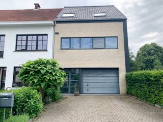 <strong>Ruime bel-étagewoning met stadstuin, terras en garage in Turnhout. EPC: 175 kWh/m²/jaar • Beschikbaar: Onmiddellijk.<br /><br />Ligging: </strong>Deze verzorgde bel-étagewoning bevindt zich in de Zangbergstraat, een rustige en aangename woonomgeving op wandelafstand van winkels, scholen, openbaar vervoer en het centrum van Turnhout. Dankzij de vlotte verbindingen richting ring en E34 woon je hier centraal én comfortabel.<br /><br /><strong>Indeling: +0: </strong>Inkomhal, garage, wasplaats, tuin • <strong>+1: </strong>toilet, leefruimte, terras, keuken, berging • <strong>+2: </strong>2 slaapkamers, badkamer, berging • <strong>+3: </strong>zolder<br /><br /><strong><strong>Beschrijving: </strong></strong>Op het gelijkvloers kom je binnen via de inkomhal met toegang tot de garage, waar bovendien een laadpaal voor elektrische wagens is voorzien. Achteraan bevindt zich een handige wasplaats en toegang tot de onderhoudsvriendelijke stadstuin, ideaal om in alle rust te genieten.<br />Op de eerste verdieping bevindt zich de gezellige leefruimte met veel lichtinval en een open keuken. Deze leefruimte sluit mooi aan op het ruime terras, uitgerust met een zonneluifel, waardoor je hier het hele jaar door aangenaam kan vertoeven. Een aparte berging en een gastentoilet maken deze verdieping compleet.<br />De tweede verdieping biedt twee comfortabele slaapkamers, waarvan één voorzien is van airconditioning. De badkamer beschikt over een bad, toilet en wasmeubel, en ook hier is extra bergruimte aanwezig. De bovenste verdieping herbergt een ruime zolder, ideaal als opslagruimte.<br />Dankzij de gasverwarming, vliegramen en de praktische indeling is deze woning niet alleen comfortabel, maar ook bijzonder functioneel. Een ideale woonst voor wie ruimte, comfort en een goede ligging weet te waarderen.<br /><strong><br /></strong><strong>Bijzonderheden:<br /></strong>• Beschikbaar: <br />• Vliegenramen in leefruimte en keuken<br />• Zonneluifel aan terras op verdieping<br />• Leuke, onderhoudsvriendelijke stadstuin met 2 terrassen.