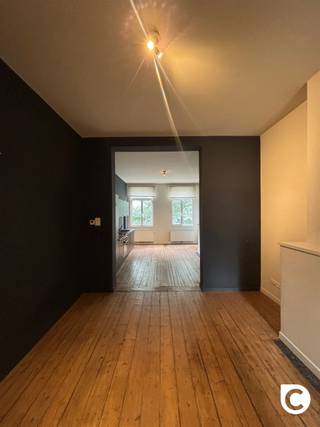 <h1><span>Instapklaar 2-slaapkamerappartement in hartje Antwerpen</span></h1><p><span>Welkom in dit instapklare 2-slaapkamerappartement van ca. 79 m², gelegen op de tweede verdieping van een kleinschalig gebouw in de populaire Nationalestraat, pal in het centrum van Antwerpen.</span></p><p><span>Bij het binnenkomen word je meteen verwelkomd in de aangename leefruimte. De authentieke planchetvloer zorgt voor een warme en karaktervolle uitstraling. Dankzij de open indeling is er voldoende ruimte voor zowel een comfortabele zithoek als een ruime eettafel.</span></p><p><span>De open keuken sluit mooi aan op de leefruimte en is volledig uitgerust met de nodige toestellen, waaronder een koelkast met diepvries, vaatwasser, elektrische kookplaat en meer.</span></p><p><span>Aan de achterzijde van het appartement bevindt zich de ruime hoofdslaapkamer. Dankzij de ligging aan de rustige achterzijde geniet je hier van meer privacy. Daarnaast beschikt het appartement over een tweede slaapkamer, die eveneens perfect kan worden ingericht als bureau, dressing of extra bergruimte.</span></p><p><span>De betegelde badkamer is voorzien van een dubbele lavabo en een comfortabele inloopdouche. Er is bovendien voldoende plaats voor zowel een wasmachine als droogkast.</span></p><h3><span>Troeven</span></h3><ul><li><span>2 slaapkamers</span></li><li><span>Ruime slaapkamer aan de rustige achterzijde</span></li><li><span>Plaats voor wasmachine en droogkast</span></li><li><span>Gemeenschappelijke fietsenstalling</span></li><li><span>Toplocatie in het centrum van Antwerpen</span></li><li><span>Gunstig EPC</span></li></ul><p><span>Beschikbaar vanaf 1 oktober</span></p><p><span>Huurprijs:</span><span> 995/maand<br /></span><span>Algemene kosten:</span><span> 55/maand, inclusief waterverbruik</span></p><p><span>Een ideaal appartement voor wie comfortabel en centraal wil wonen in het bruisende Antwerpen, met winkels, horeca, openbaar vervoer en alle voorzieningen op wandelafstand.</span></p>