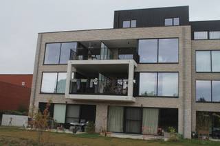<span><span>Energiezuinig nieuwbouwappartement in Moerbeke. </span></span><br /><br /><span><span>Het appartement is gelegen aan de rand van Moerbeke in de nieuwbouw Residentie Den Uil. </span></span><br /><span><span>Het ligt op de tweede verdieping en beschikt over een groot terras met mooi uitzicht op de tuin. </span></span><br /><br /><span><span>Indeling: inkomhal met apart gastentoilet, woonkamer met moderne volledig conventionele open keuken met eiland met veel lichtinval, aangesloten op het groot terras. </span></span><br /><span><span>Het appartement beschikt over 2 slaapkamers en een badkamer met inloopdouche en lavabomeubel en een berging/wasplaats. </span></span><br /><span><span>Vloerverwarming met warmtepomp (lucht water) en ventilatiesysteem D, verwarmde deur de hoge isolatienormen. </span></span><br /><span><span>Voor de auto is er een ondergrondse parkeerplaats met een individuele berging. </span></span><br /><span><span>Gemeenschappelijke fietsenberging. </span></span><br /><br /><span><span>Beschikbaar: 1 oktober 2026 </span></span><br /><span><span>Huurprijs: 875 euro + 50 euro staanplaats en berging + 75 euro algemene kosten</span></span>