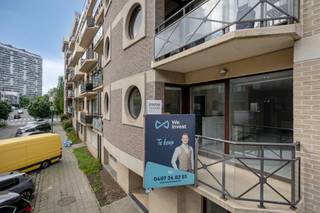<div>Op zoek naar comfort, een groene omgeving én een topverbinding met Brussel?<br /><br />Dit verzorgde appartement (95 m²) op de eerste verdieping van een modern en klein gebouw (9 appartementen) uit 2004 (met lift) is de ideale kans voor starters, gezinnen of investeerders. <br /><br />Het appartement ligt in een rustige, groene buurt op de grens met Sint-Agatha-Berchem en op een boogscheut van het Scheutbos. Dankzij de uitstekende Mobiscore zijn openbaar vervoer, winkels, scholen en invalswegen vlakbij. <br /><br />De ruime, lichtrijke woonkamer vormt met zijn open keuken een modern geheel. Direct aansluitend vindt u een praktische berging. Grote troef zijn de twee terrassen, waardoor u de hele dag door van de buitenlucht en de zon geniet. Via de nachthal bereikt u de twee volwaardige slaapkamers, de stookruimte/berging, een badkamer en het aparte toilet.<br /><br />Geen parkeerstress: Er is bovendien veel parkeergelegenheid voor de deur OF er is een mogelijkheid tot de aankoop van een ondergrondse staanplaats.<br /><br />Interesse? Maak vandaag nog uw afspraak voor een bezoek ter plaatse!<br />SI in aanvraag</div>