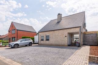 <p>Deze verzorgde en gezellige losbouw beschikt over een bewoonbare oppervlakte van maar liefst 210 m², rustig gelegen op een perceel van 763 m² en achteraan zicht op zuidelijk georiënteerd groen en biedt een aangename combinatie van praktische leefruimte en hedendaags wooncomfort.</p><p>Indeling: voor het gebouw ligt een heuse parking voor een 5-tal voertuigen en via een portaal bereik je de voordeur waarbij de hal in ingericht als bureel, de woonkamer ademt comfort, waar het gezellig vertoeven is en die naadloos overgaat naar de open leefkeuken voorzien van alle comfort en een eiland/bar meubel. Zo wordt kokkerellen weer wat leuker. Aanpalend is er een praktische berging en vooral een knusse veranda met uitzicht op de netjes ingerichte en onderhouden zuid tuin met verwarmd opbouwzwembad, garagegebouw en lounge-pergola om vooral de avondzon ten volle te genieten. Achteraan bemerk je het vele groen. Via de zij-ingang kom je bij een gastentoilet en garderobekast/wasplaats. Ook is er nog een slaapkamer met inloopdouche op het gelijkvloers. Handig voor later, inwonende oma, extra bureel of hobbykamer. De traphal leid je naar boven waar op de overloop nog volgende kamers zijn te vinden: een dressing, een badkamer met dubbel wastafel en ligbad, een tweede apart toilet, alsook 3 slaapkamers (2 grote en 1 kleine die momenteel is ingericht als zonnebankkamer), bergzolder met schuiftrap.</p><p>Troeven</p><p>✔ 210 m² bewoonbare oppervlakte<br />✔ 4 slaapkamers<br />✔ 2 badkamers en 2 toiletten<br />✔ Veranda van circa 30 m²<br />✔ Ruime en verzorgde tuin met pergola<br />✔ 24 Zonnepanelen met groene stroomcertificaten (7 x € 230/jaar tot 6/2032)<br />✔ Airconditionings <br />✔ Instapklaar en uitstekend onderhouden<br />✔ Veel privacy<br />✔ Rustige en aangename woonomgeving<br />✔ Gelijkvloersbewoning is mogelijk</p><p>✔ Vele inbouwkasten<br />✔ Zolder met schuiftrap</p><p>✔ Grote oprit met garage en extra garage voor aanhangwagen of kleine auto </p><p>✔ Achteraan ligt het gemeentelijk sportveld met tennis, padel,… en veel groen</p><p>✔ Het hoofdgebouw kan links nog enorm worden uitgebreid als huis of met extra carports</p><p>Deze woning combineert ruimte, comfort en energiezuinigheid op een uitstekende locatie. Een ideale thuis voor wie zonder zorgen wil verhuizen en onmiddellijk wil genieten.</p><p>EPC een goeie label C van 220 kWh/m² - laag verbruik van slechts 148 euro per maand.</p><p>Infoplicht: WgLK – GvKR – GvV – GMO, P-score: A, G-score: A Dit is geen aanbod. Alle informatie is onder voorbehoud van materiële vergissingen en/of wijzigingen. De vermelde oppervlaktes zijn louter indicatief.</p>