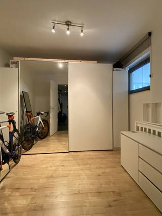 Dit rustig gelegen gelijkvloerse appartement telt 2 slaapkamers en een tuintje erachter. <br /><br />INDELING:<br />- Inkomhal<br />- Slaapkamer 1<br />- Toilet<br />- Badkamer<br />- Berging/wasplaats<br />- Slaapkamer 2<br />- Leefruimte met open keuken<br />- Fietsen-/ tuinberging<br />- Buiten is er een tuintje met terras.<br />- Aan de voorzijde is er parkeerruimte voor de fietsenberging en 2 parkeerplaatsen achter elkaar naast de carport. <br /><br />LIGGING:<br />- Het appartement is gelegen in een rustige en doodlopende straat, net buiten de drukte van het centrum van (Neer)pelt. <br />- Het is een kleinschalige blok met maar 2 appartement in: 1 op het gelijkvloers en 1 op de bovenverdieping.<br />- Daar het op 5 minuten wandelen van het centrum ligt bevinden zich winkels, scholen, horeca en openbaar vervoer tevens op wandelafstand. <br /><br />EXTRA TROEVEN:<br />- Er zijn geen gemeenschappelijke kosten.<br />- Door de zongerichte ruin en terras, geniet je hier optimaal van de zon. <br /><br />Meer weten?<br />Contacteer ons en we helpen je graag dichtblij verder!