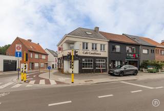 Vandaag nemen we je mee naar het centrum van Bornem, waar we dit veelzijdige pand terugvinden met heel wat mogelijkheden. <br /><br />We betreden het pand via de voormalige commerciële ruimte, die dankzij haar ruime indeling heel wat mogelijkheden biedt voor een handelszaak, kantoor, praktijkruimte of andere commerciële activiteit. Vooraan bevinden zich de afzonderlijke sanitaire voorzieningen.<br /><br />Achter de bar vinden we een extra ruimte die aansluit op een praktische opslagruimte. Deze indeling zorgt voor een mooie scheiding tussen de commerciële ruimte en de praktische gedeeltes van het pand.<br /><br />Via de trap bereiken we de volledige bovenverdieping. Deze ruime verdieping biedt verschillende mogelijkheden en kan naar eigen wensen worden ingericht. Daarboven bevindt zich nog een volledige zolderverdieping, die extra ruimte biedt voor stockage of andere doeleinden.<br /><br />Daarnaast beschikt het pand over een EPC C en maar liefst twee garages, een grote troef voor zowel commercieel gebruik als voor wie extra opslag- of parkeerruimte nodig heeft.<br /><br />Een bijkomende troef is de mogelijkheid om een bestemmingswijziging aan te vragen om het pand om te vormen tot een woning. Hierdoor biedt dit gebouw niet alleen commerciële mogelijkheden, maar kan het eveneens interessant zijn voor wie op zoek is naar een pand met potentieel voor een woonproject.<br /><br />Heb je interesse in dit interessante pand?<br />Contacteer ons gerust via bryann@julimmo.be of 0492 86 51 03.