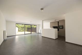 ENKEL TE BEZOEKEN DOOR ONDERSTAANDE LINK IN TE VULLEN:<br />https://mijnhuurprofiel.be/property/890cd373-0f05-4db0-be84-a7d2ba1bf124/login<br /><br />Dit ruime gelijkvloersappartement met twee slaapkamers is uitstekend gelegen in Brecht, op wandelafstand van winkels, scholen, openbaar vervoer en het centrum. Bovendien geniet u van een vlotte verbinding naar de E19.<br /><br />Indeling:<br /><br />U betreedt het appartement via de inkomhal met ingemaakte kasten. Verder beschikt het over twee slaapkamers, een badkamer met ligbad, douche en lavabomeubel, een apart gastentoilet en een ruime, lichtrijke leefruimte met een volledig geïnstalleerde open keuken. Aansluitend bevindt zich een praktische berging met aansluiting voor een wasmachine en droogkast. Buiten geniet u van een aangename privatieve tuin met terras en tuinhuis.<br /><br />Bij het appartement wordt een privatieve, overdekte autostaanplaats mee verhuurd aan €50/maand.<br /><br />Praktische informatie:<br /><br />- Onmiddellijk beschikbaar<br />- Huurprijs: € 1.100/maand<br />- Overdekte autostaanplaats: € 50/maand<br />- Huurwaarborg: 3 maanden huur<br />- Plaatsbeschrijving op gedeelde kosten<br /><br />Voor meer info of een bezoek, neem contact op met Kato via kato@reds.be.