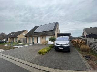 Ontdek deze lichtrijke, ruime en instapklare woning in een rustige buurt van Roeselare.Indeling:Gelijkvloers: inkom, zeer ruime leefruimte, volledig...