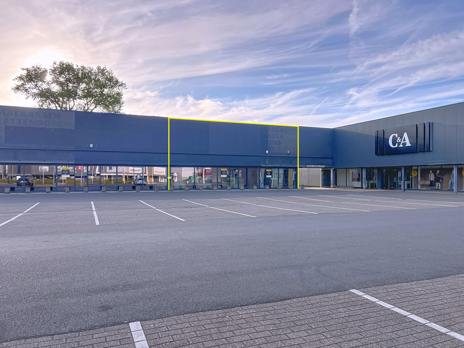 Instapklare baanwinkel op uiterst COMMERCIËLE TOP-ligging te Roeselare! - foto 2