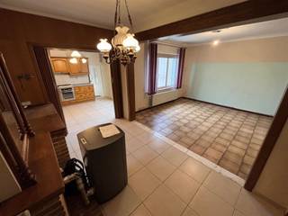 <p><span>Deze woning is gelegen op toplocatie, in het centrum van Zoutleeuw, vlak bij de Markt en met zicht op een prachtige kerk. Alle voorzieningen zoals winkels, scholen en openbaar vervoer bevinden zich op wandelafstand.</span></p><p><span>De woning heeft een grote tuin en een erg praktische dubbele garage aan de achterzijde, die uitgeeft op de achtergelegen straat. Op het gelijkvloers is er een ruime living met open, degelijke keuken die beiden uitgeven op een veranda. Achter de keuken is er de te renoveren badkamer en stookruimte/berging. Boven zijn er 2 grote en 1 kleinere kamers. Op de nachthal is er plaats om nog een trap richting de zolder te maken, die extra kan ingericht worden. Een erg praktische, goed gelegen woning die met wat liefde kan omgetoverd worden tot een echte thuis.</span></p>